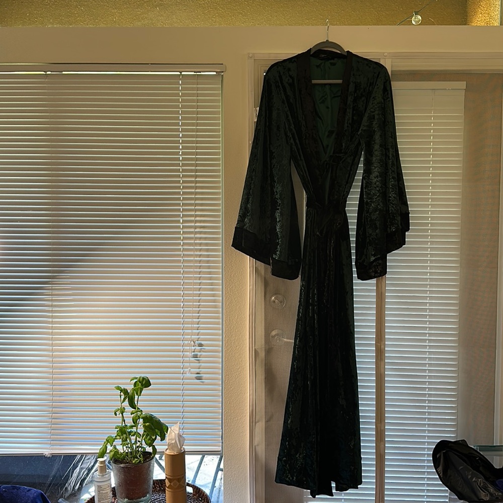 LUXURIOUS Trumpet sleeved crushed velvet floor-length robe - VERY HIGH QUALITY‼️